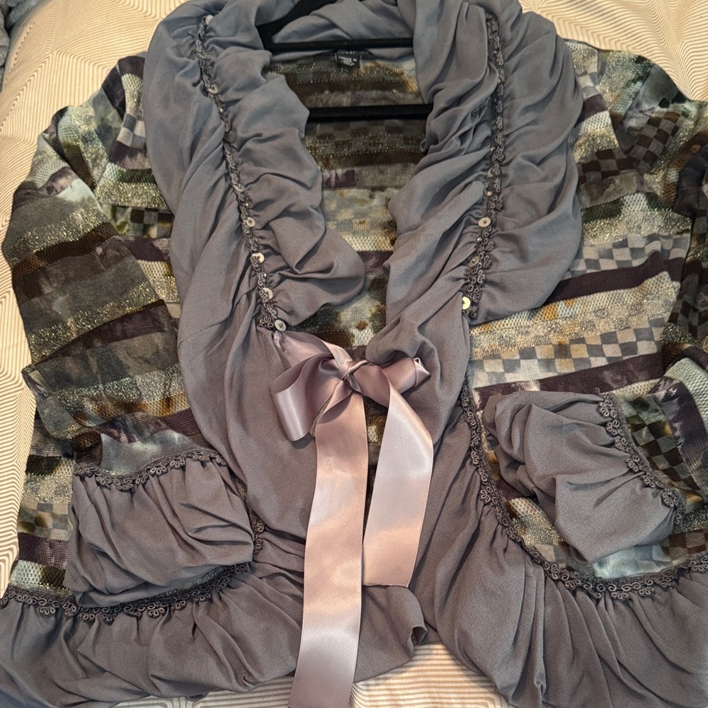 Elegant Gray Patterned Jacket with Ribbon Tie